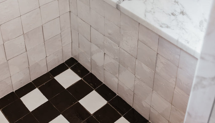 10 curbless walk-in shower tile ideas for a spa-like bathroom