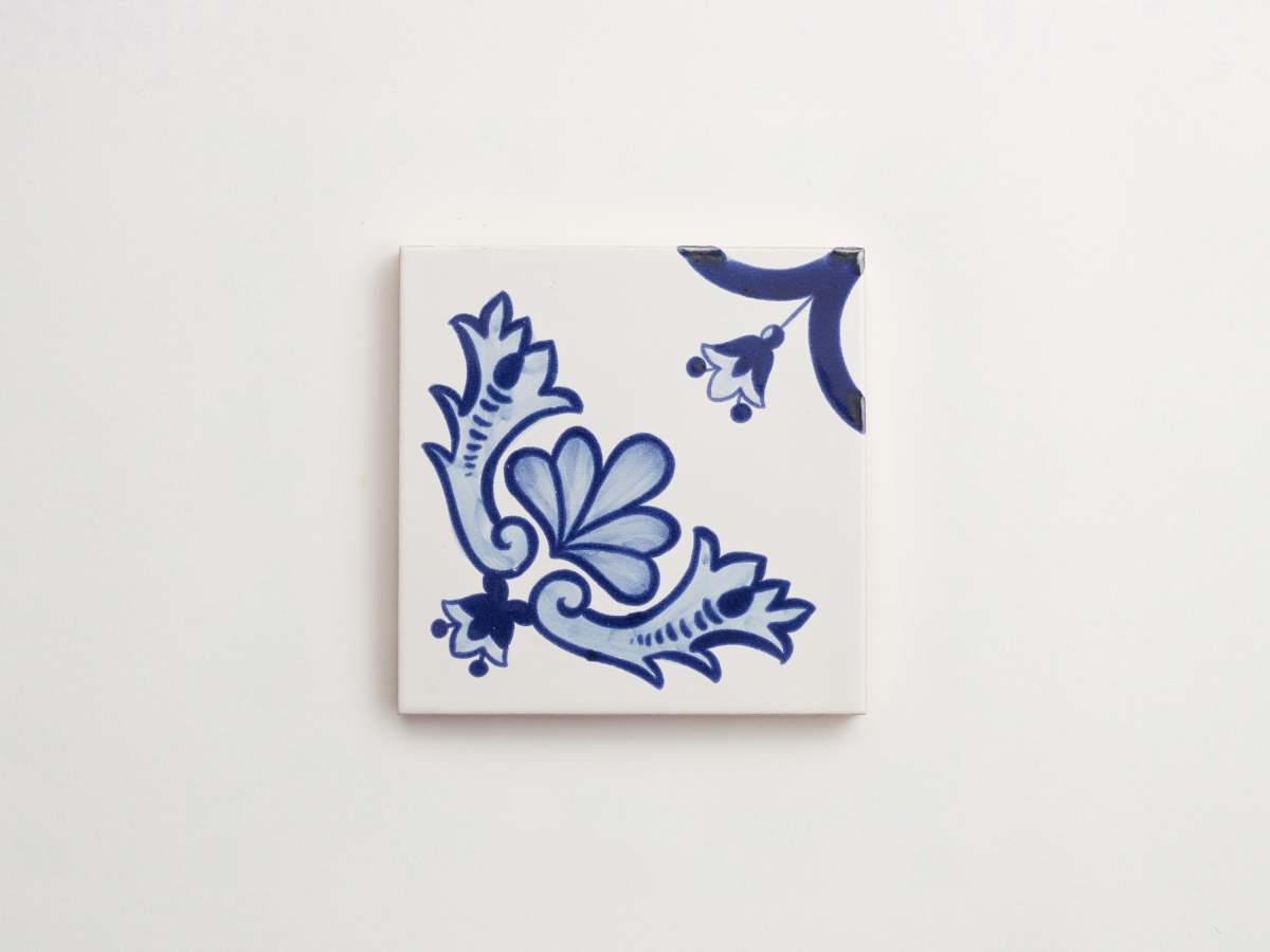 Porcelain tile dark blue square maiolica delft backsplash.