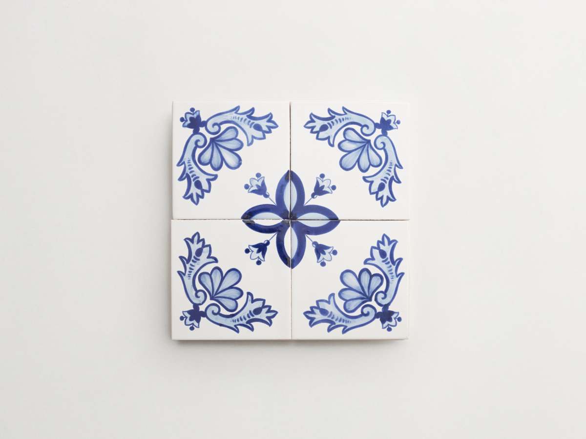 Porcelain tile dark blue square maiolica delft backsplash.