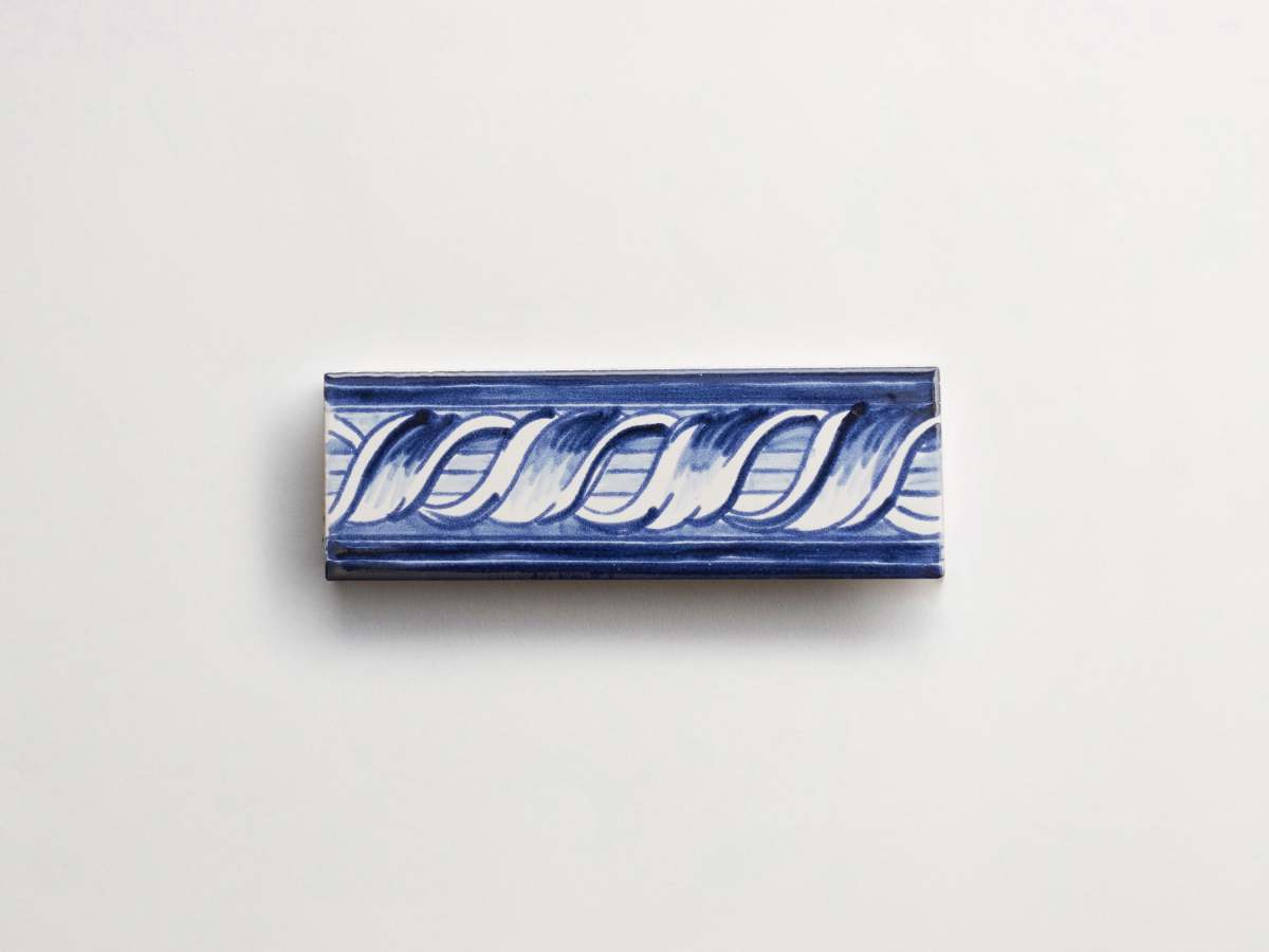 Blue and white painted rectangle border tile majolica delft.