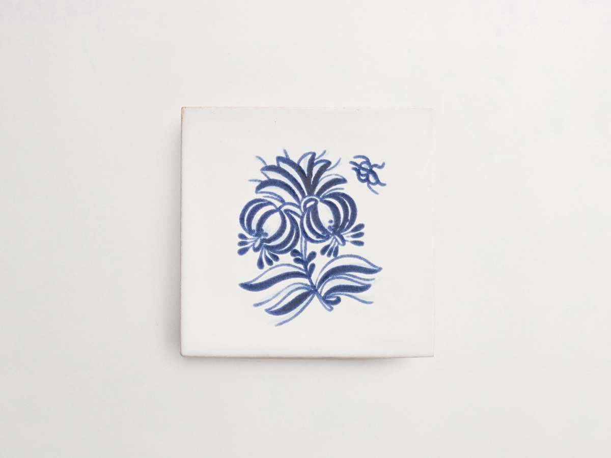 Blue white tile painted flower porcelain delft backsplash.
