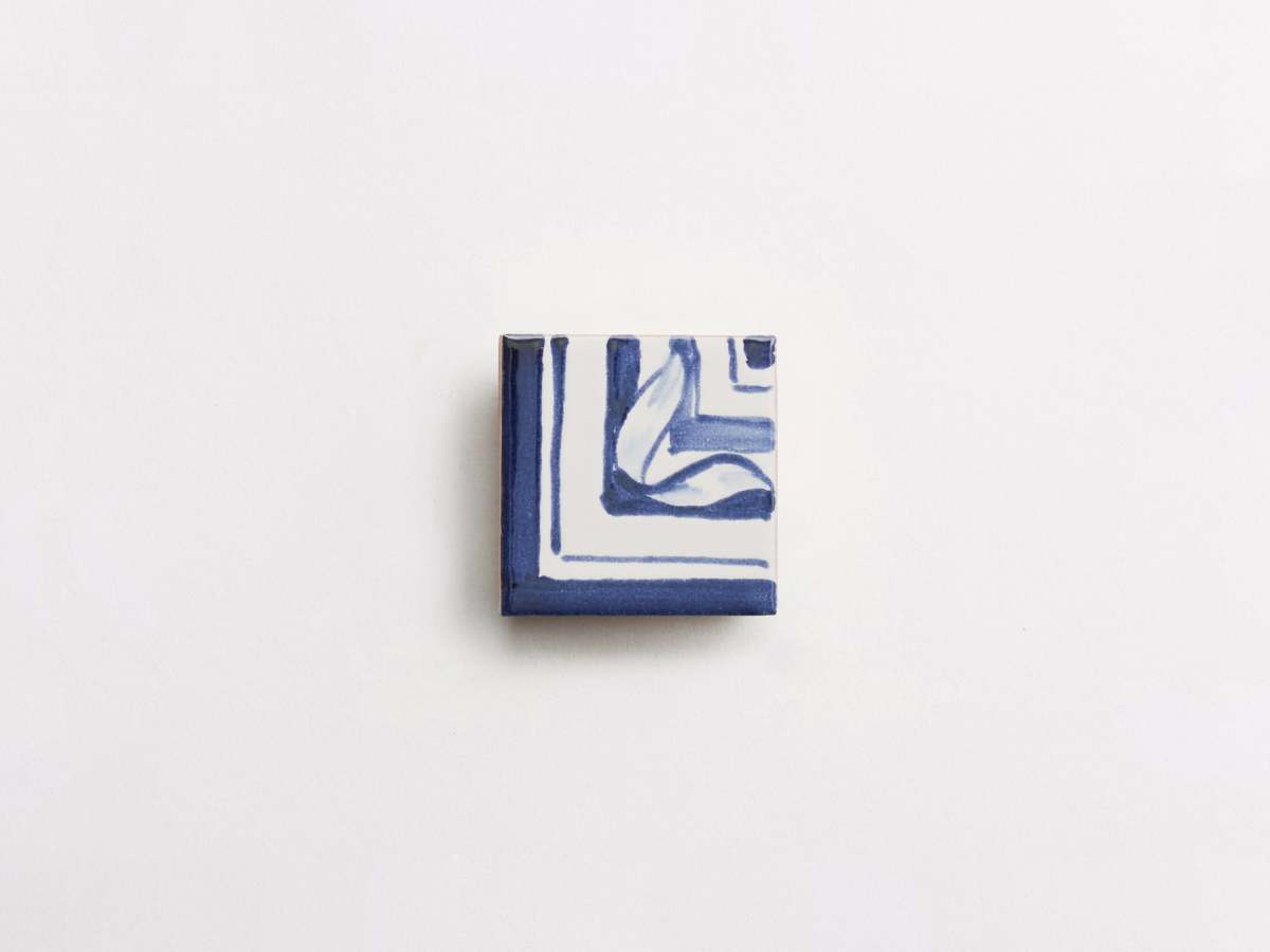 Decorative painted blue white delft border tile majolica.