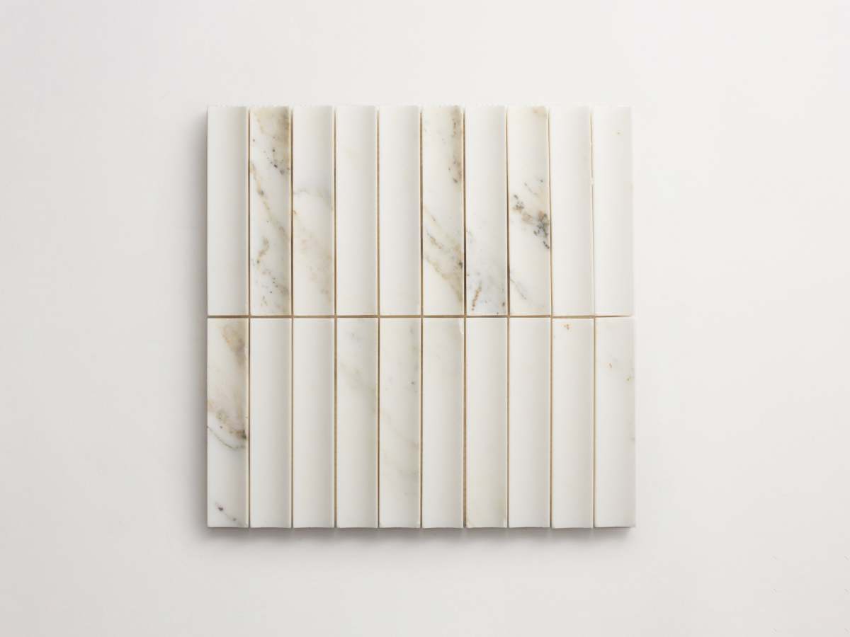 Fluted 3d-tile calacatta gold marble etui petit.