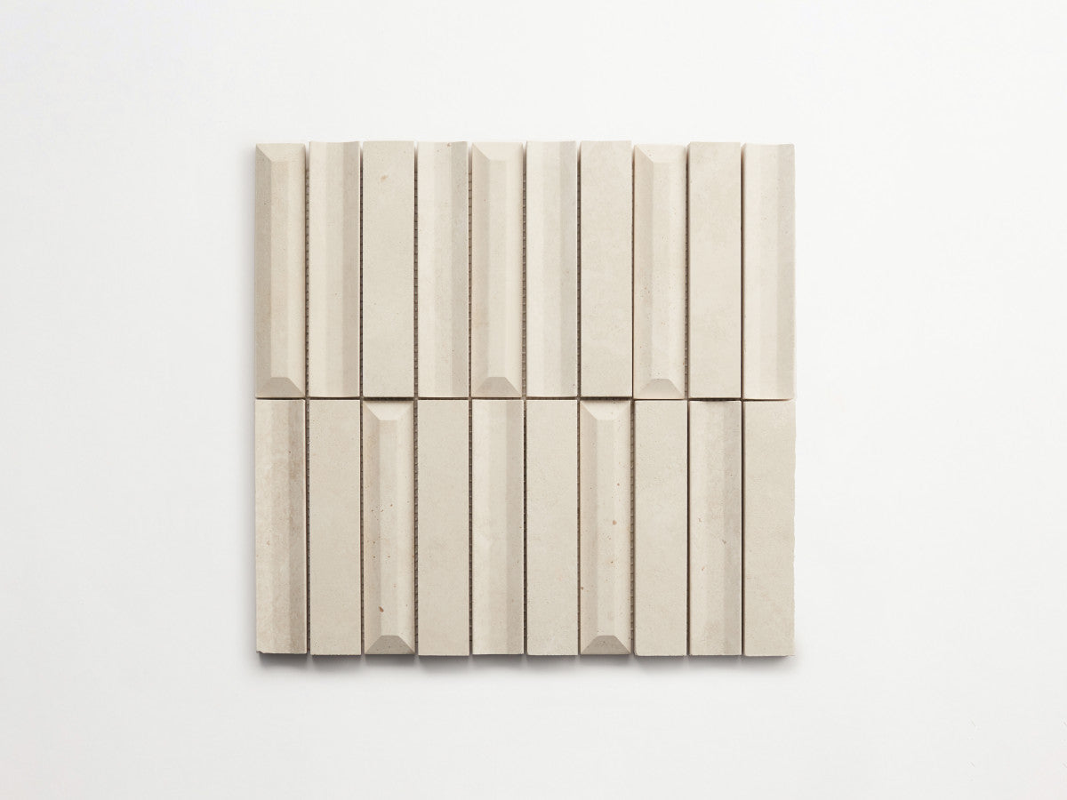 clé lapidary: lavorato | apiari | honed | white limestone ~ 1¼"x6"x½"