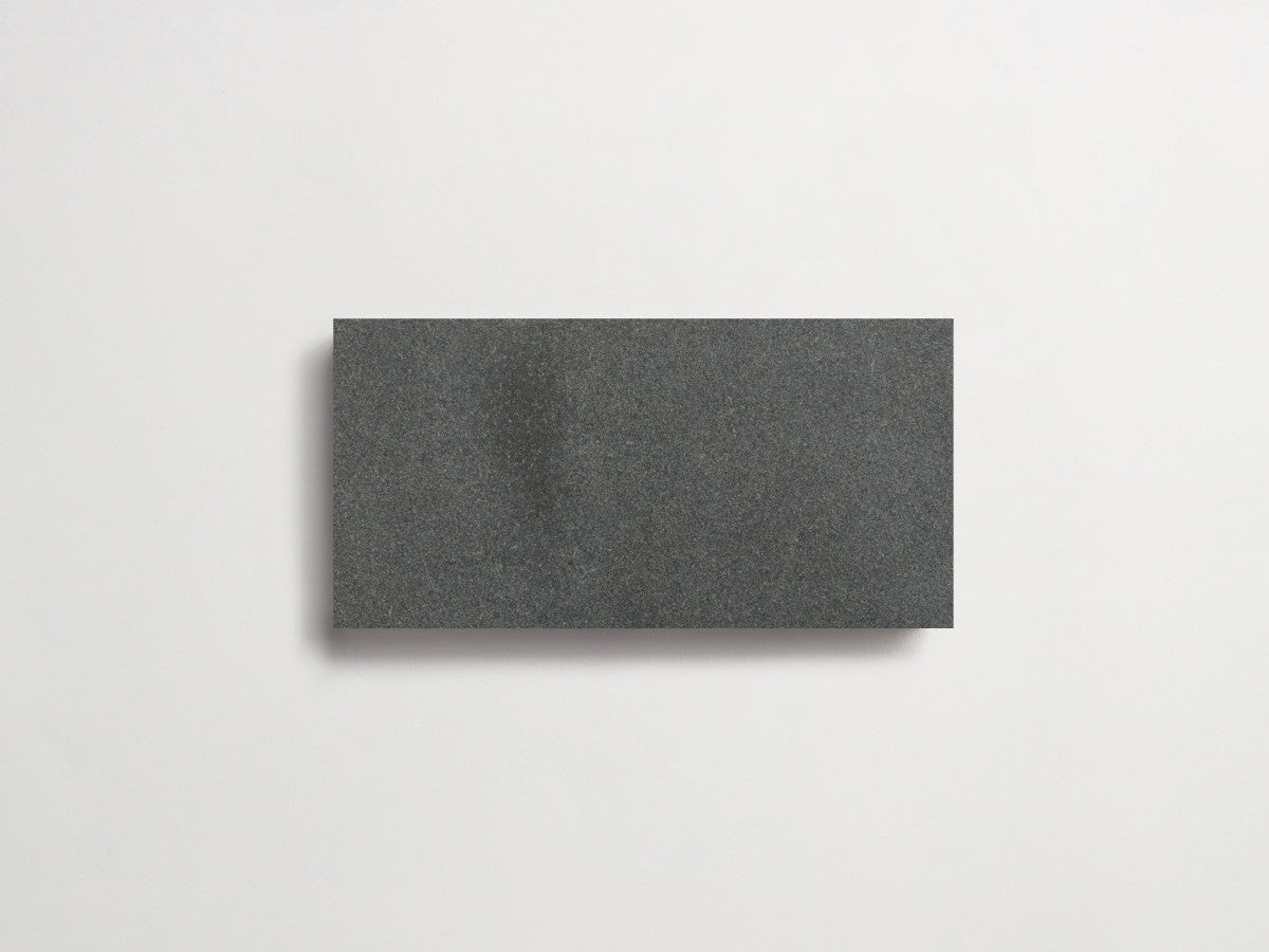 clé lapidary: banchina | subway | honed | noir fumé ~ 3"x6"x⅜"