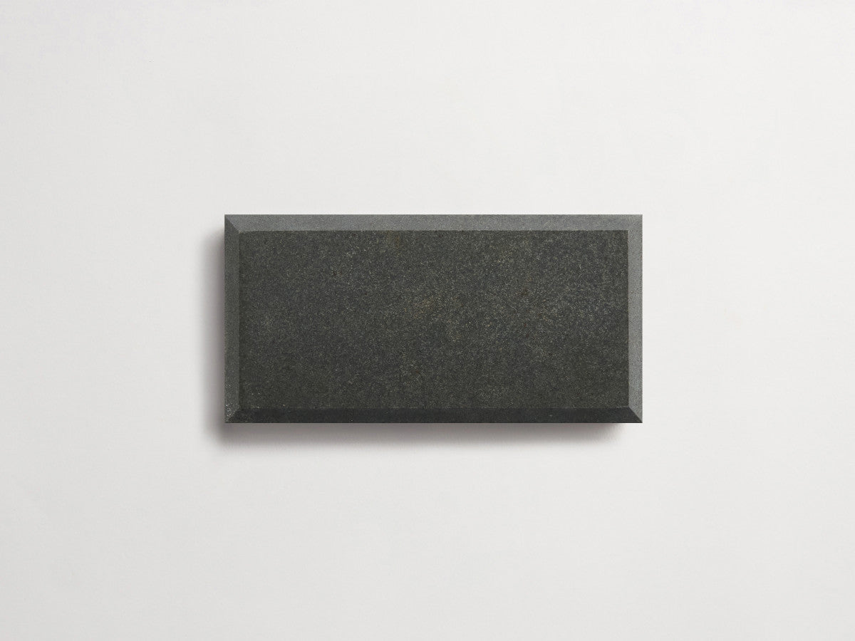 clé lapidary: banchina | beveled subway | honed | noir fumé ~ 3"x6"x⅜"