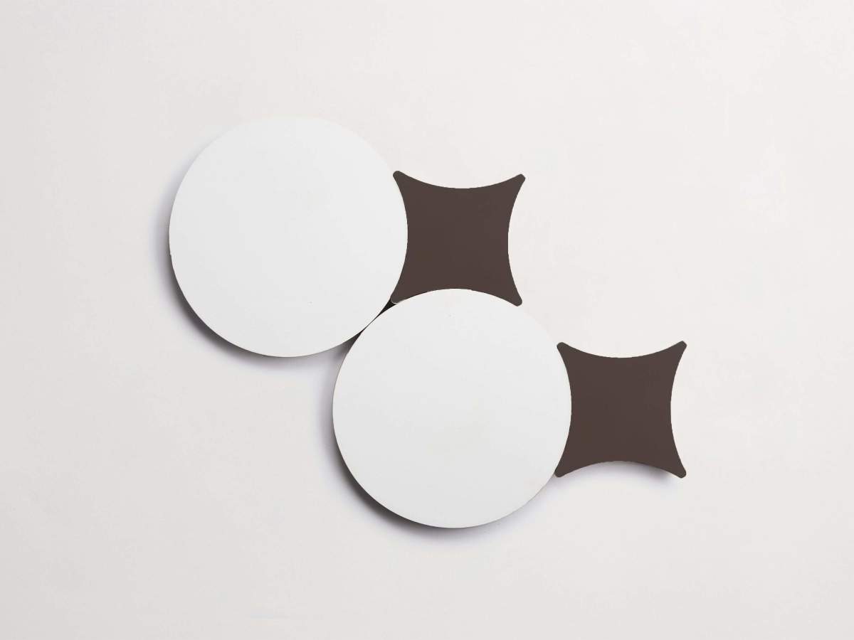 Cement pavimenti white circle + charcoal losange.