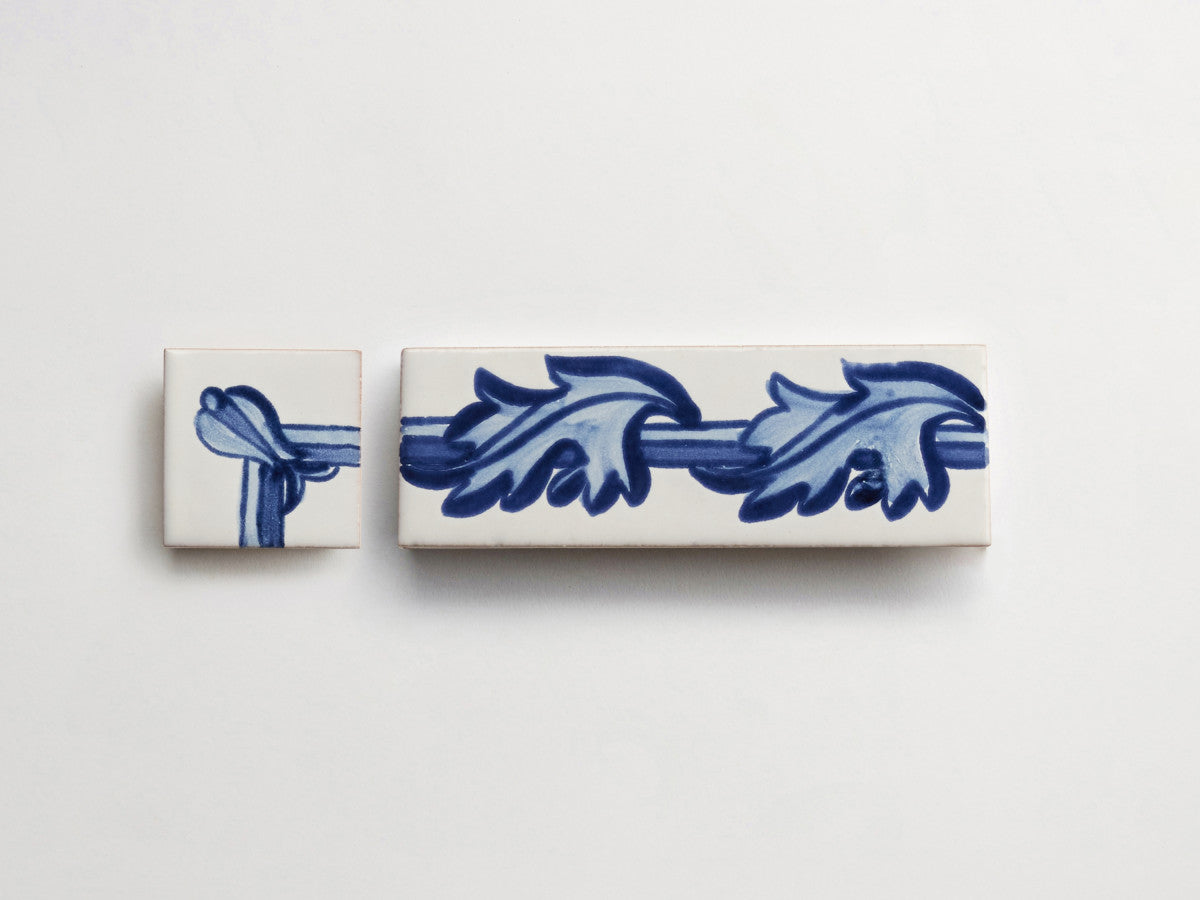 17th century: maiolica de delft: mezza | border angle | vite | pixies | gloss ~ 2"x2"x⅜"
