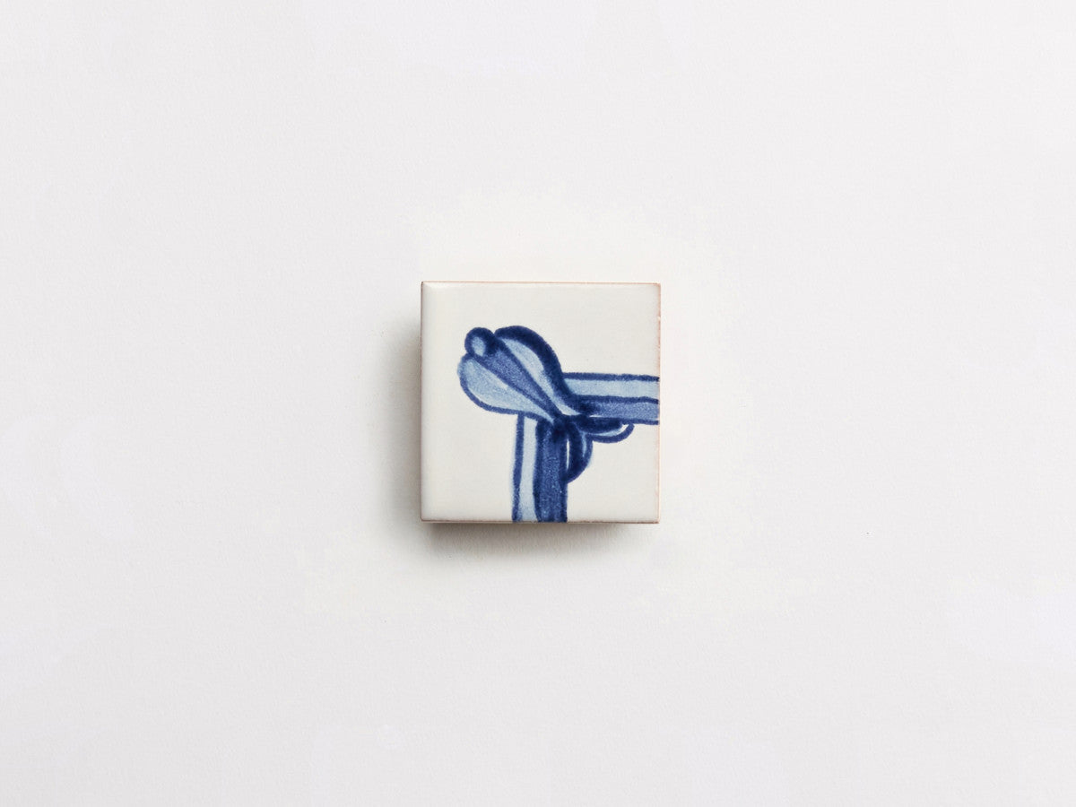 17th century: maiolica de delft: mezza | border angle | vite | pixies | gloss ~ 2"x2"x⅜"