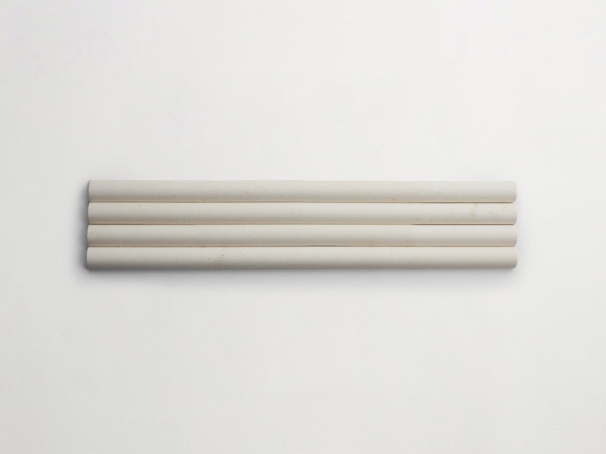 Rounded white 3d-tiles limestone cabochon grand.