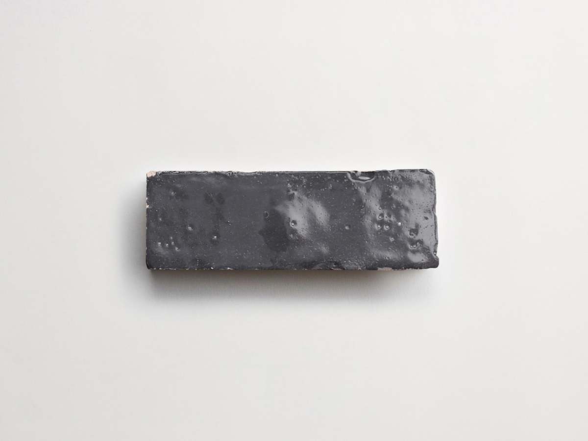 Dark grey zellige tile battled armor subway bejmat.