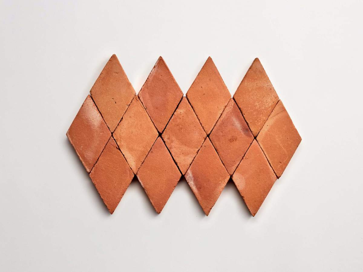 Terracotta tile le sol petit diamond.
