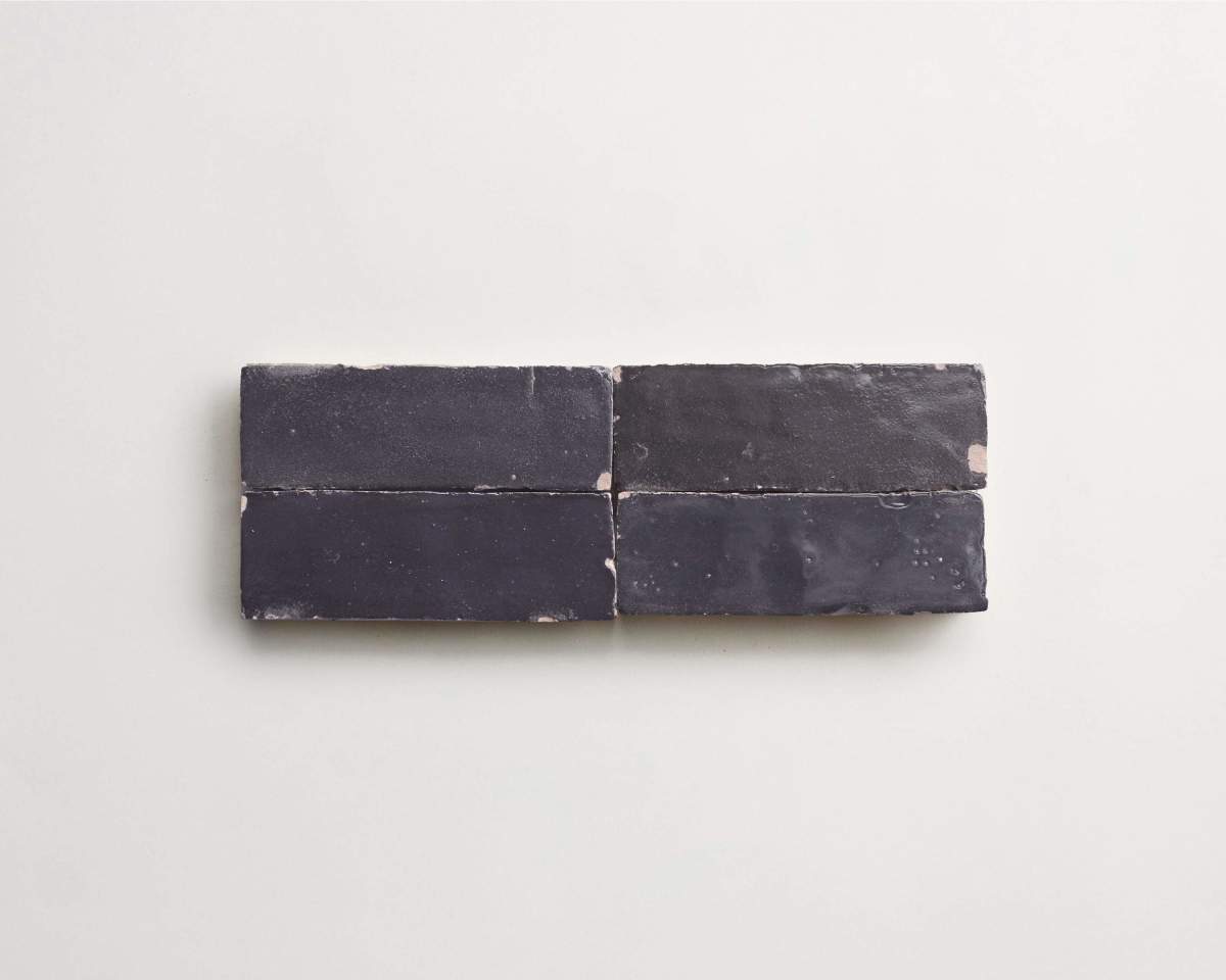 Dark grey zellige tile battled armor subway bejmat.