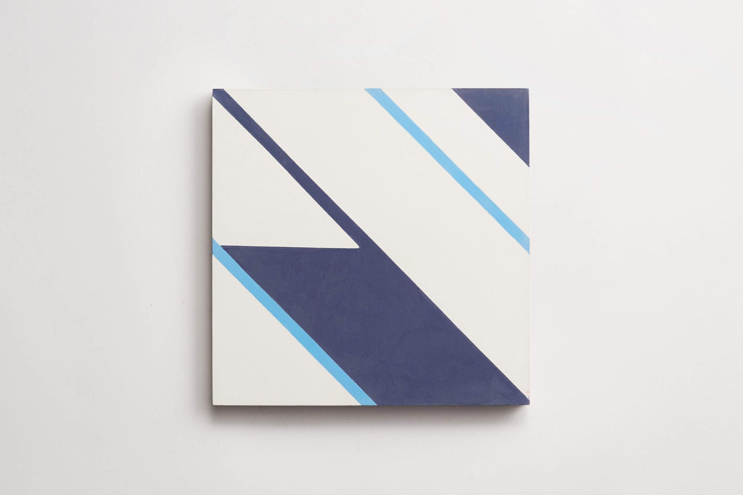 ac10229_cle_tile_coletivomuda_central_himalaya_happyblue_white_single_overhead_main.jpg