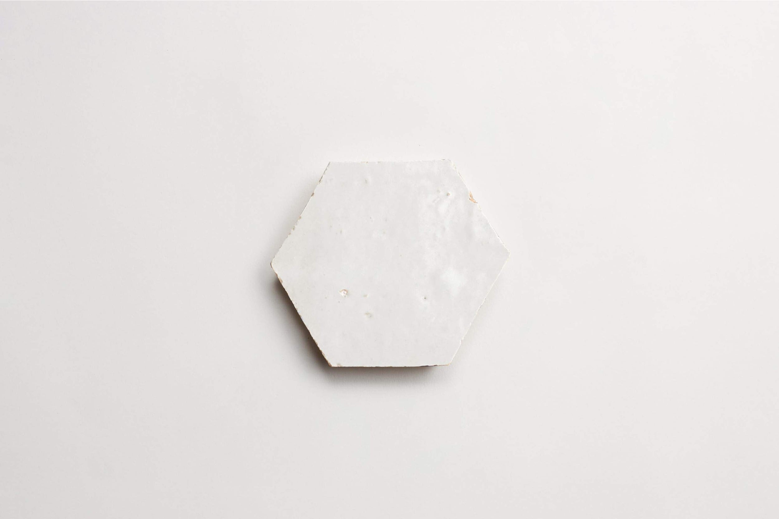 z10077_cle_tile_zellige_weatheredwhite_hex_single_overhead_3600x2400_5_1_1.jpg