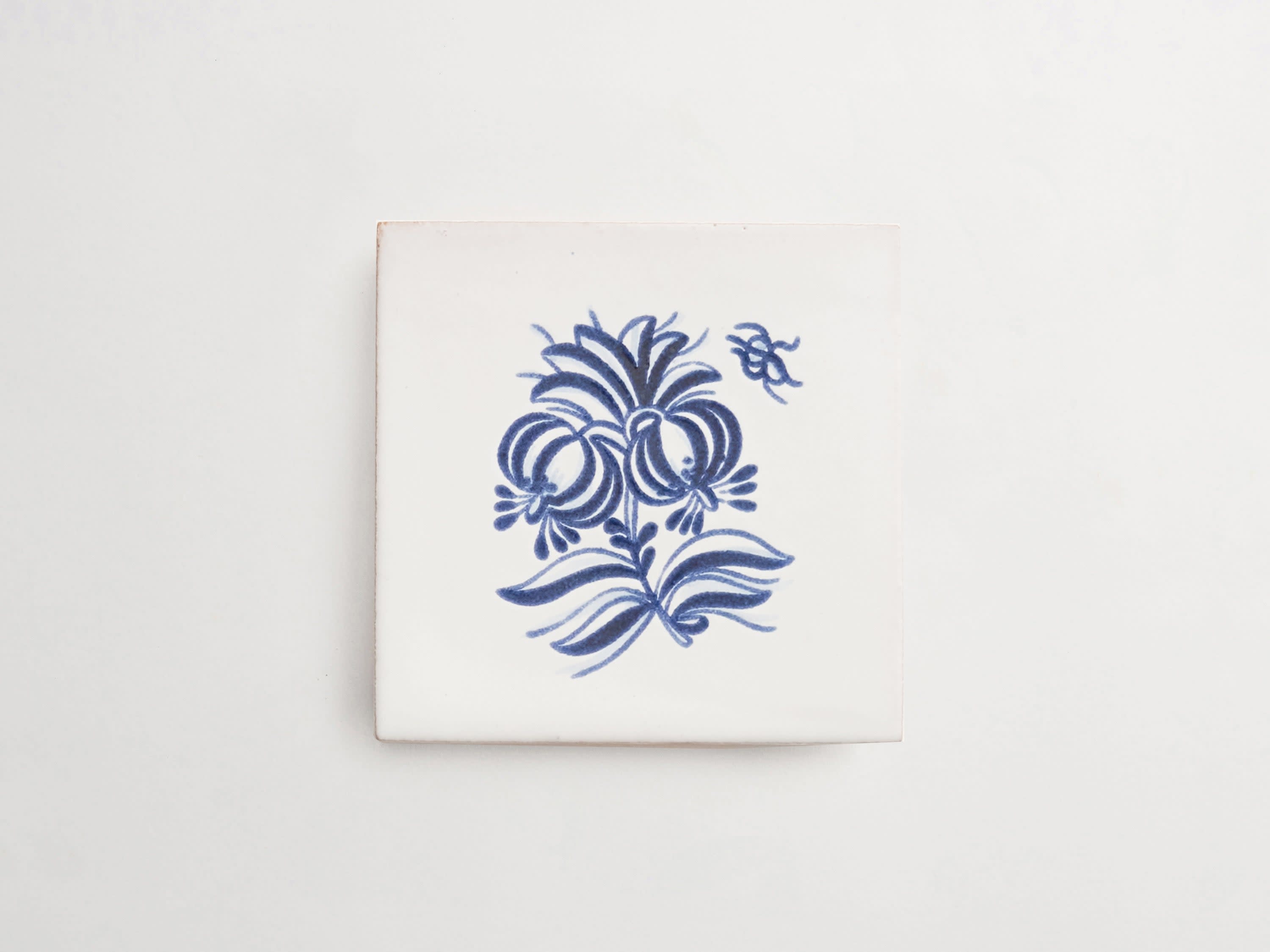 blue white tile painted flower porcelain delft backsplash